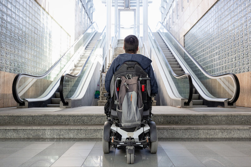 Persona con discapacidad delante de barreras arquitectónicas