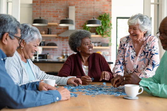 personas de la tercera edad socializando 