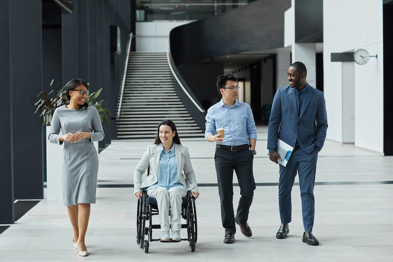 Persona en silla de ruedas con discapacidad