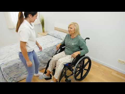 Para evitar lesiones en la persona con movilidad reducida y en el cuidador, durante un reposicionamiento en una silla o butaca siempre se ha de realizar la movilización deslizando, nunca levantando o arrastrando. Existen productos de apoyo que ayudan a realizar este movimiento facilitando la tarea del cuidador. En este vídeo utilizamos un tubular unidireccional para reposicionar una persona con necesidad de asistencia moderada.