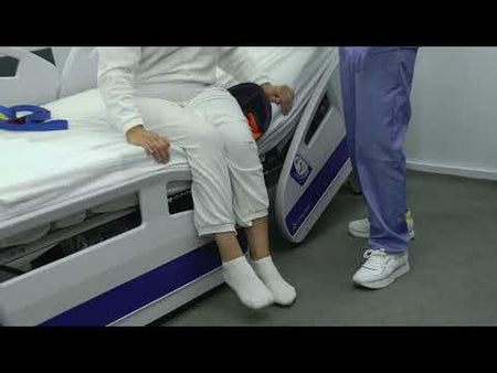 La mayoría de lesiones por sobreesfuerzo en hombro y espalda de los cuidadores a cargo de personas con necesidad de asistencia moderada y máxima, se producen en el momento de incorporar a la persona con movilidad reducida. Existen productos de apoyo que previenen estas lesiones.